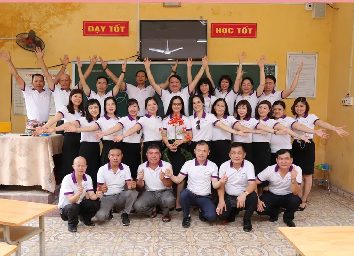 Bố mẹ chụp ảnh kỷ yếu sau 30 năm ra trường - Trở lại thanh xuân - Ảnh 5. Bố mẹ chụp ảnh kỷ yếu sau 30 năm ra trường - Trở lại thanh xuân - Ảnh 5.