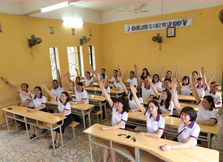 Bố mẹ chụp ảnh kỷ yếu sau 30 năm ra trường - Trở lại thanh xuân - Ảnh 1. Bố mẹ chụp ảnh kỷ yếu sau 30 năm ra trường - Trở lại thanh xuân - Ảnh 1.