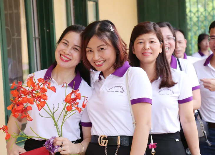Bố mẹ chụp ảnh kỷ yếu sau 30 năm ra trường - Trở lại thanh xuân - Ảnh 2. Bố mẹ chụp ảnh kỷ yếu sau 30 năm ra trường - Trở lại thanh xuân - Ảnh 2.