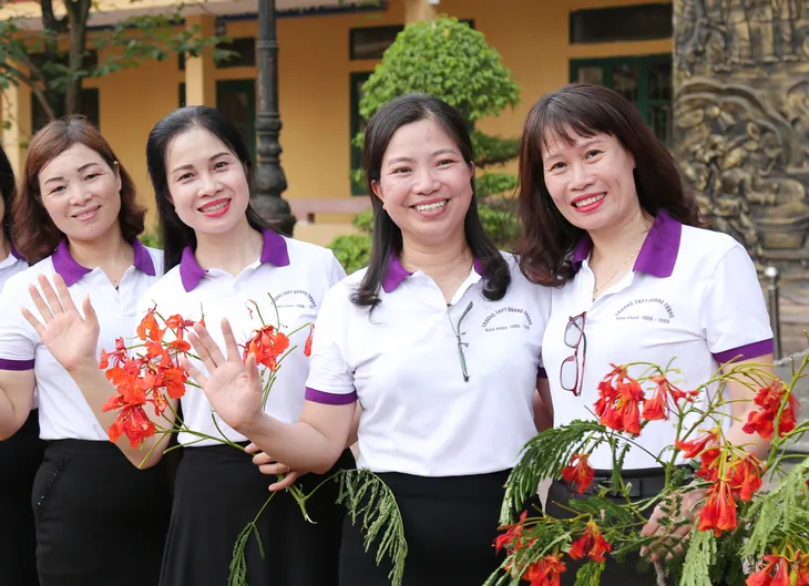 Bố mẹ chụp ảnh kỷ yếu sau 30 năm ra trường - Trở lại thanh xuân - Ảnh 3. Bố mẹ chụp ảnh kỷ yếu sau 30 năm ra trường - Trở lại thanh xuân - Ảnh 3.