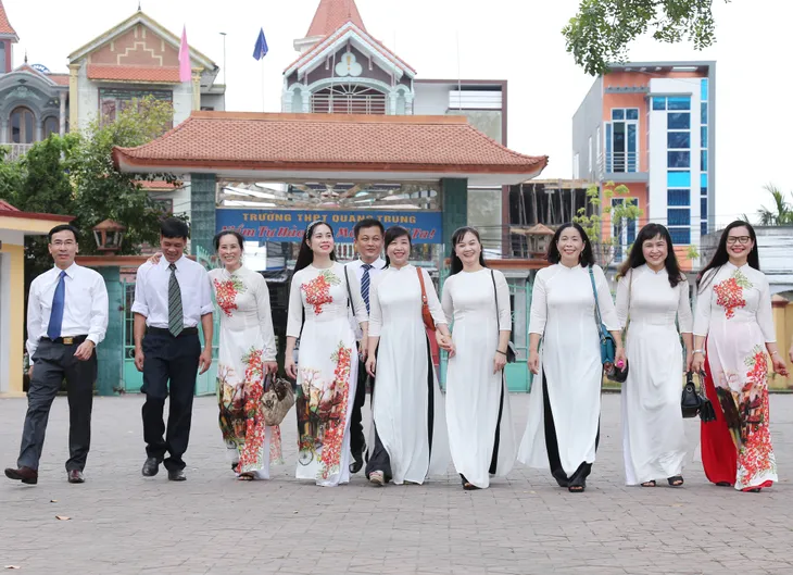 Bố mẹ chụp ảnh kỷ yếu sau 30 năm ra trường - Trở lại thanh xuân - Ảnh 12. Bố mẹ chụp ảnh kỷ yếu sau 30 năm ra trường - Trở lại thanh xuân - Ảnh 12.