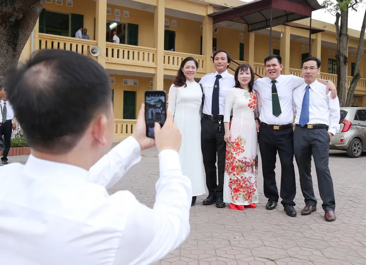 Bố mẹ chụp ảnh kỷ yếu sau 30 năm ra trường - Trở lại thanh xuân - Ảnh 11. Bố mẹ chụp ảnh kỷ yếu sau 30 năm ra trường - Trở lại thanh xuân - Ảnh 11.