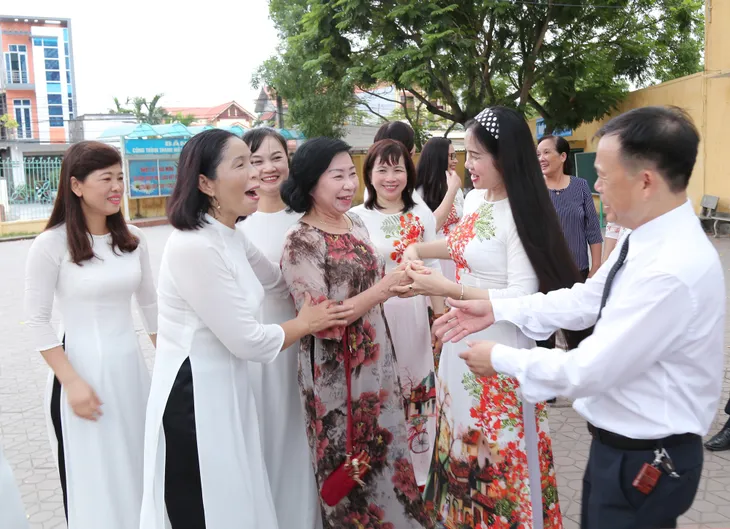 Bố mẹ chụp ảnh kỷ yếu sau 30 năm ra trường - Trở lại thanh xuân - Ảnh 6. Bố mẹ chụp ảnh kỷ yếu sau 30 năm ra trường - Trở lại thanh xuân - Ảnh 6.