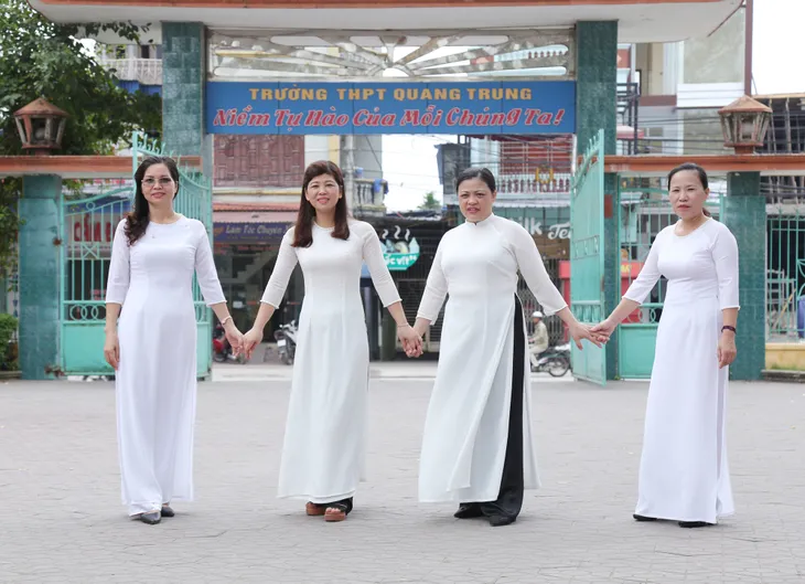 Bố mẹ chụp ảnh kỷ yếu sau 30 năm ra trường - Trở lại thanh xuân - Ảnh 10. Bố mẹ chụp ảnh kỷ yếu sau 30 năm ra trường - Trở lại thanh xuân - Ảnh 10.
