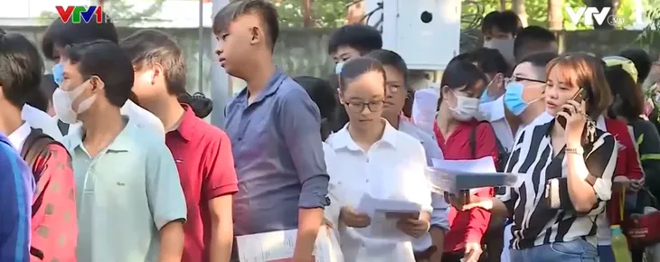 Người dân TP.HCM đổ xô đi làm thẻ căn cước - Ảnh 1.