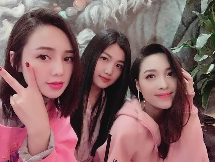 Là tình địch trên phim, nhưng ngoài đời Hoàng Mai Anh - Quỳnh Kool cực kỳ thân thiết - Ảnh 2. Là tình địch trên phim, nhưng ngoài đời Hoàng Mai Anh - Quỳnh Kool cực kỳ thân thiết - Ảnh 2.