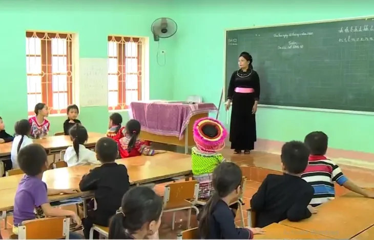 Giáo viên vùng cao vượt khó tiếp cận sách giáo khoa mới - Ảnh 1. Giáo viên vùng cao vượt khó tiếp cận sách giáo khoa mới - Ảnh 1.