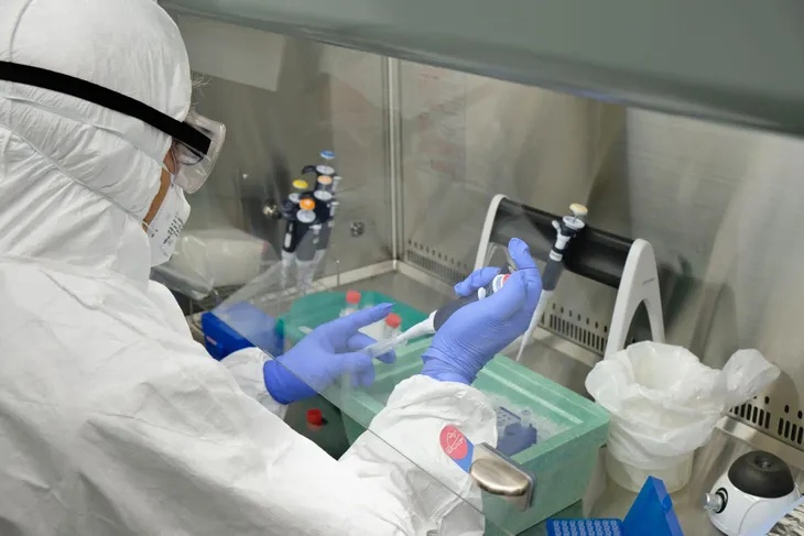 Hà Nội có thể thực hiện được 6.000 - 7.000 mẫu xét nghiệm PCR mỗi ngày - Ảnh 1. Hà Nội có thể thực hiện được 6.000 - 7.000 mẫu xét nghiệm PCR mỗi ngày - Ảnh 1.