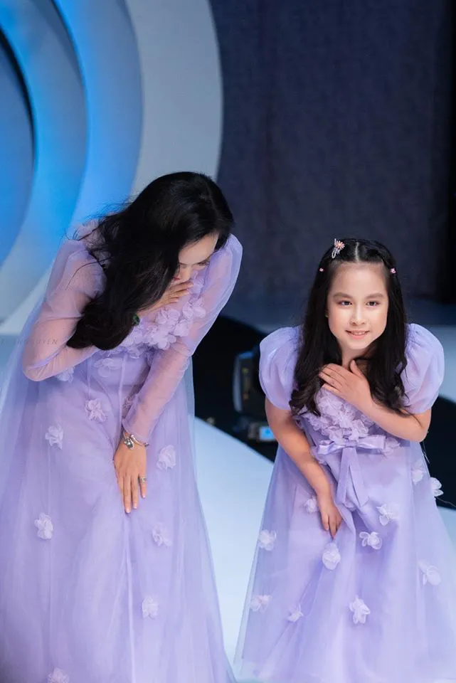 Con gái BTV Hoài Anh rạng rỡ trên sàn catwalk cùng mẹ - Ảnh 5. Con gái BTV Hoài Anh rạng rỡ trên sàn catwalk cùng mẹ - Ảnh 5.