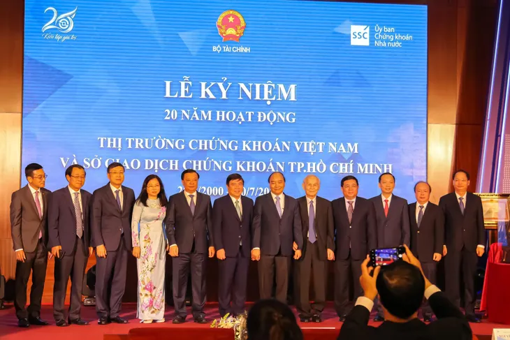 Thủ tướng đánh cồng kỷ niệm 20 năm hoạt động Sở Giao dịch Chứng khoán TP.HCM - Ảnh 5. Thủ tướng đánh cồng kỷ niệm 20 năm hoạt động Sở Giao dịch Chứng khoán TP.HCM - Ảnh 5.