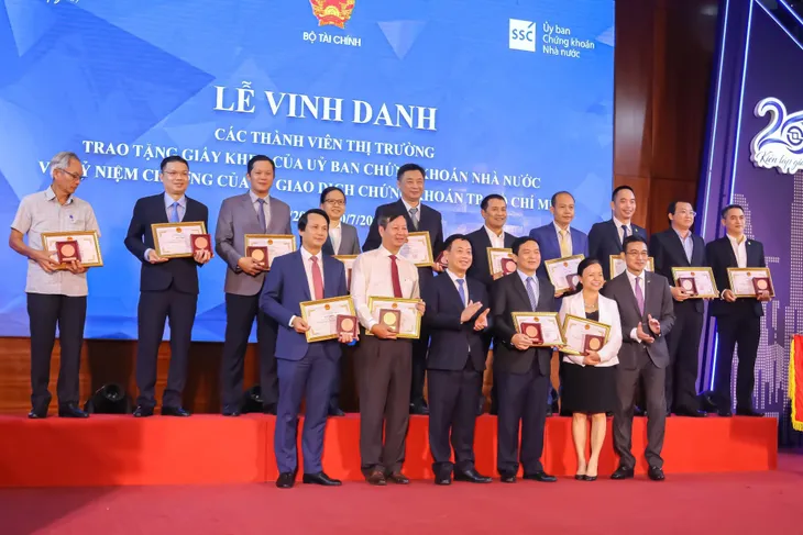 Thủ tướng đánh cồng kỷ niệm 20 năm hoạt động Sở Giao dịch Chứng khoán TP.HCM - Ảnh 7. Thủ tướng đánh cồng kỷ niệm 20 năm hoạt động Sở Giao dịch Chứng khoán TP.HCM - Ảnh 7.