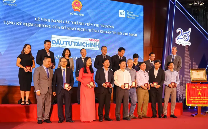 Thủ tướng đánh cồng kỷ niệm 20 năm hoạt động Sở Giao dịch Chứng khoán TP.HCM - Ảnh 8. Thủ tướng đánh cồng kỷ niệm 20 năm hoạt động Sở Giao dịch Chứng khoán TP.HCM - Ảnh 8.