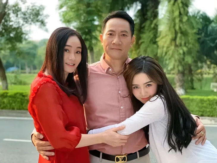 Những cặp tình địch trong Đừng bắt em phải quên lại có lúc thân thiết như thế này - Ảnh 4. Những cặp tình địch trong Đừng bắt em phải quên lại có lúc thân thiết như thế này - Ảnh 4.
