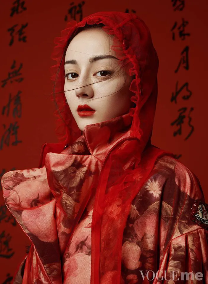 Địch Lệ Nhiệt Ba trên Vogue Me: Thần thái sang chảnh nhưng concept khó cảm - Ảnh 5. Địch Lệ Nhiệt Ba trên Vogue Me: Thần thái sang chảnh nhưng concept khó cảm - Ảnh 5.