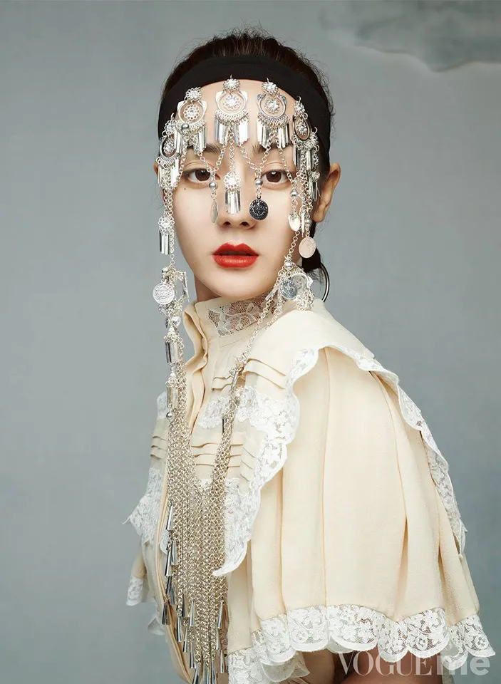 Địch Lệ Nhiệt Ba trên Vogue Me: Thần thái sang chảnh nhưng concept khó cảm - Ảnh 4. Địch Lệ Nhiệt Ba trên Vogue Me: Thần thái sang chảnh nhưng concept khó cảm - Ảnh 4.