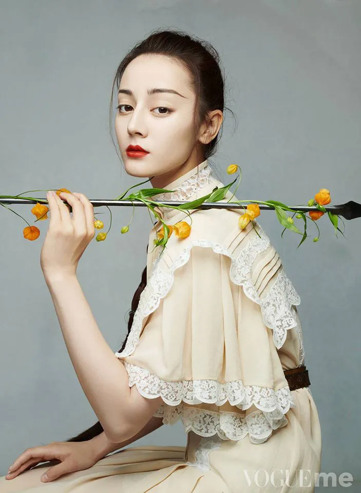 Địch Lệ Nhiệt Ba trên Vogue Me: Thần thái sang chảnh nhưng concept khó cảm - Ảnh 3. Địch Lệ Nhiệt Ba trên Vogue Me: Thần thái sang chảnh nhưng concept khó cảm - Ảnh 3.