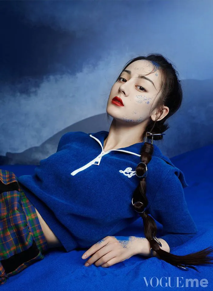 Địch Lệ Nhiệt Ba trên Vogue Me: Thần thái sang chảnh nhưng concept khó cảm - Ảnh 2. Địch Lệ Nhiệt Ba trên Vogue Me: Thần thái sang chảnh nhưng concept khó cảm - Ảnh 2.