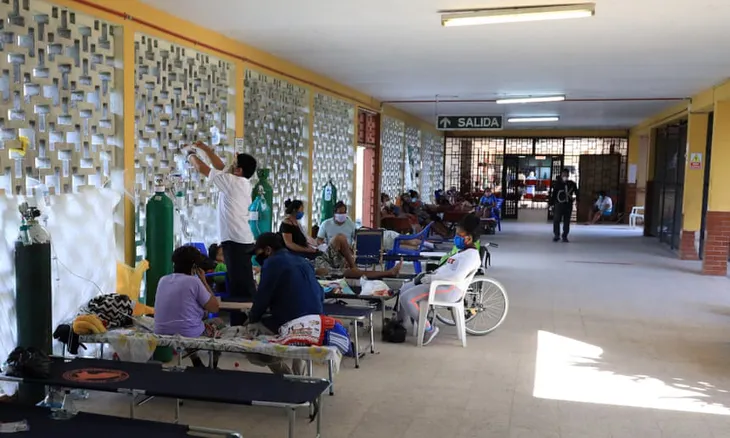 Peru: Bệnh nhân COVID-19 cắm trại bên ngoài bệnh viện do quá tải - Ảnh 1. Peru: Bệnh nhân COVID-19 cắm trại bên ngoài bệnh viện do quá tải - Ảnh 1.