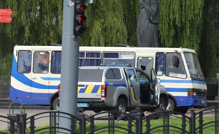 Ukraine: Hàng chục hành khách trên xe bus bị giữ làm con tin - Ảnh 2. Ukraine: Hàng chục hành khách trên xe bus bị giữ làm con tin - Ảnh 2.