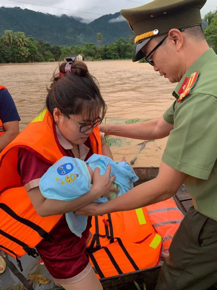 Sau mưa lớn, ngập sâu, Hà Giang tập trung hỗ trợ người dân, khắc phục hậu quả - Ảnh 7. Sau mưa lớn, ngập sâu, Hà Giang tập trung hỗ trợ người dân, khắc phục hậu quả - Ảnh 7.