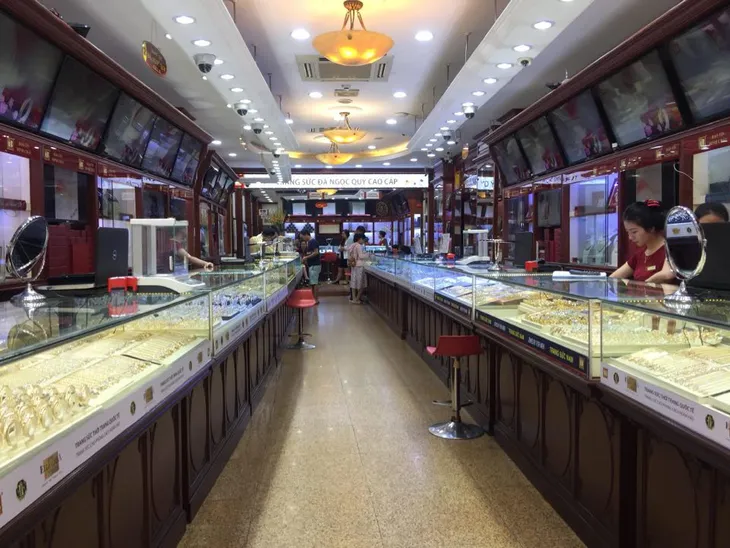 Giá vàng vượt mốc 53 triệu đồng/lượng: Thị trường vắng khách giao dịch - Ảnh 2. Giá vàng vượt mốc 53 triệu đồng/lượng: Thị trường vắng khách giao dịch - Ảnh 2.