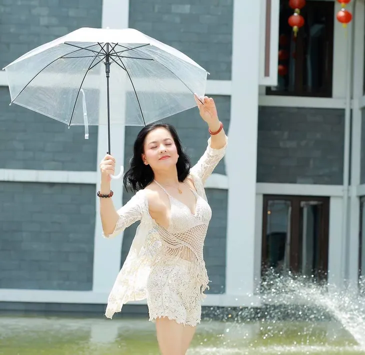 Vẻ đẹp gợi cảm, trẻ trung ở tuổi 51 của NSND Thu Quế - Ảnh 3. Vẻ đẹp gợi cảm, trẻ trung ở tuổi 51 của NSND Thu Quế - Ảnh 3.