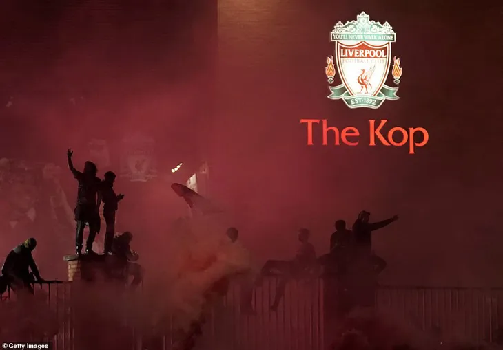 ẢNH: Lễ ăn mừng chức vô địch Ngoại hạng Anh rực rỡ của Liverpool - Ảnh 12. ẢNH: Lễ ăn mừng chức vô địch Ngoại hạng Anh rực rỡ của Liverpool - Ảnh 12.