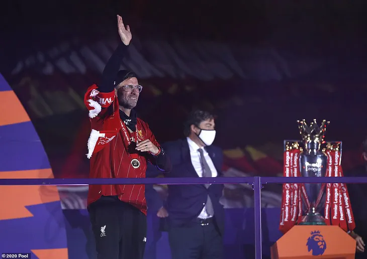 ẢNH: Lễ ăn mừng chức vô địch Ngoại hạng Anh rực rỡ của Liverpool - Ảnh 1. ẢNH: Lễ ăn mừng chức vô địch Ngoại hạng Anh rực rỡ của Liverpool - Ảnh 1.