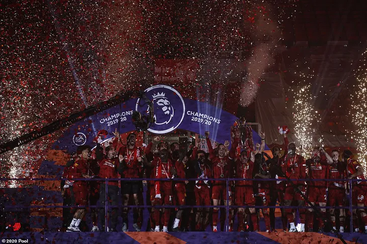 ẢNH: Lễ ăn mừng chức vô địch Ngoại hạng Anh rực rỡ của Liverpool - Ảnh 5. ẢNH: Lễ ăn mừng chức vô địch Ngoại hạng Anh rực rỡ của Liverpool - Ảnh 5.