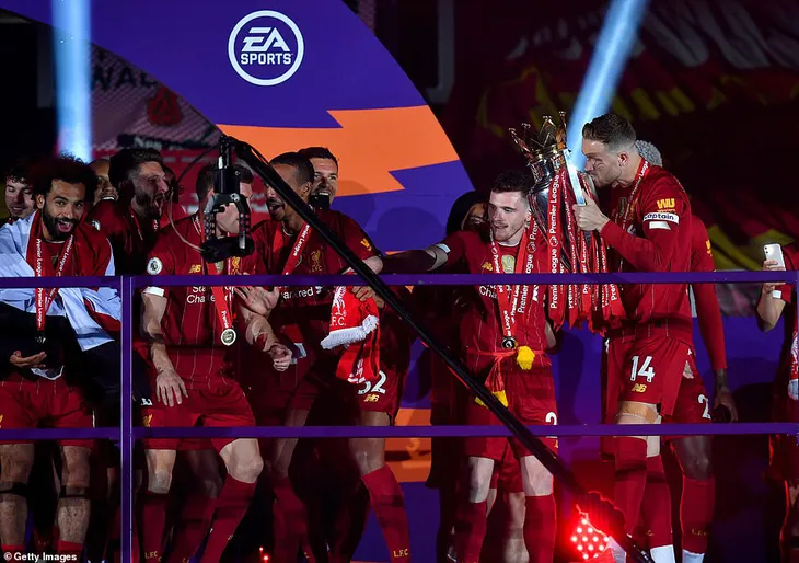 ẢNH: Lễ ăn mừng chức vô địch Ngoại hạng Anh rực rỡ của Liverpool - Ảnh 2. ẢNH: Lễ ăn mừng chức vô địch Ngoại hạng Anh rực rỡ của Liverpool - Ảnh 2.