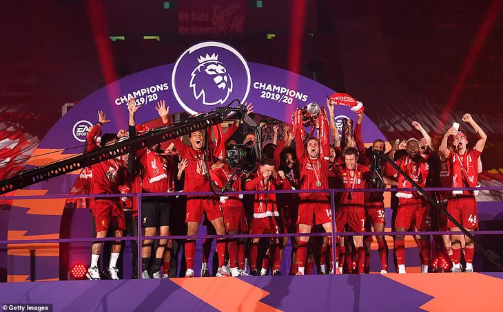 ẢNH: Lễ ăn mừng chức vô địch Ngoại hạng Anh rực rỡ của Liverpool - Ảnh 3. ẢNH: Lễ ăn mừng chức vô địch Ngoại hạng Anh rực rỡ của Liverpool - Ảnh 3.