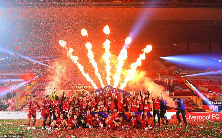 ẢNH: Lễ ăn mừng chức vô địch Ngoại hạng Anh rực rỡ của Liverpool - Ảnh 6. ẢNH: Lễ ăn mừng chức vô địch Ngoại hạng Anh rực rỡ của Liverpool - Ảnh 6.