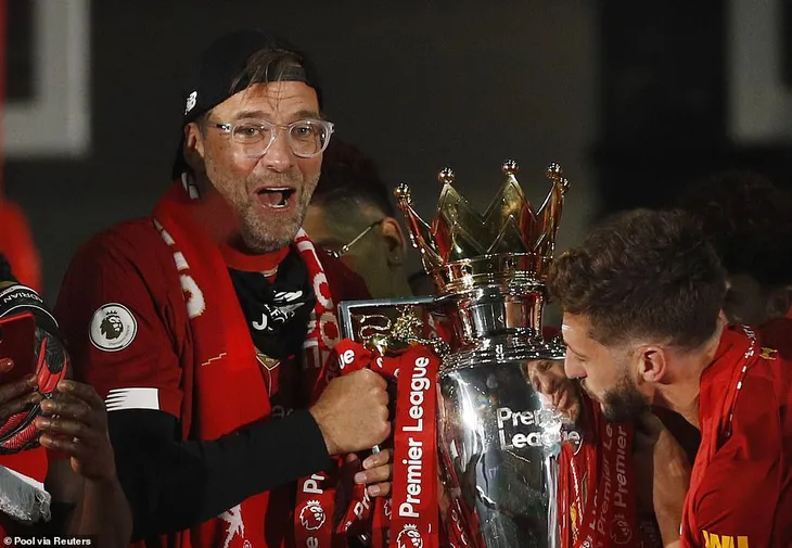 ẢNH: Lễ ăn mừng chức vô địch Ngoại hạng Anh rực rỡ của Liverpool - Ảnh 7. ẢNH: Lễ ăn mừng chức vô địch Ngoại hạng Anh rực rỡ của Liverpool - Ảnh 7.