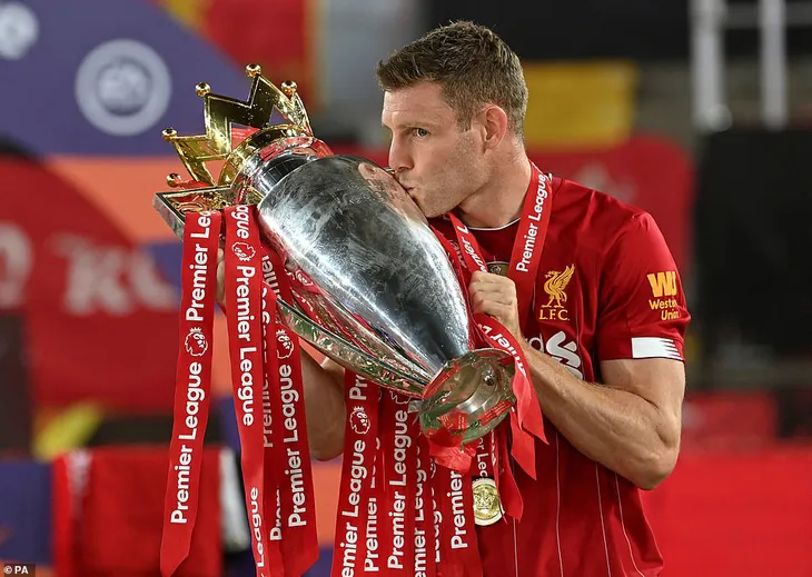 ẢNH: Lễ ăn mừng chức vô địch Ngoại hạng Anh rực rỡ của Liverpool - Ảnh 9. ẢNH: Lễ ăn mừng chức vô địch Ngoại hạng Anh rực rỡ của Liverpool - Ảnh 9.