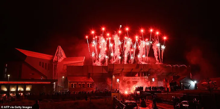 ẢNH: Lễ ăn mừng chức vô địch Ngoại hạng Anh rực rỡ của Liverpool - Ảnh 13. ẢNH: Lễ ăn mừng chức vô địch Ngoại hạng Anh rực rỡ của Liverpool - Ảnh 13.