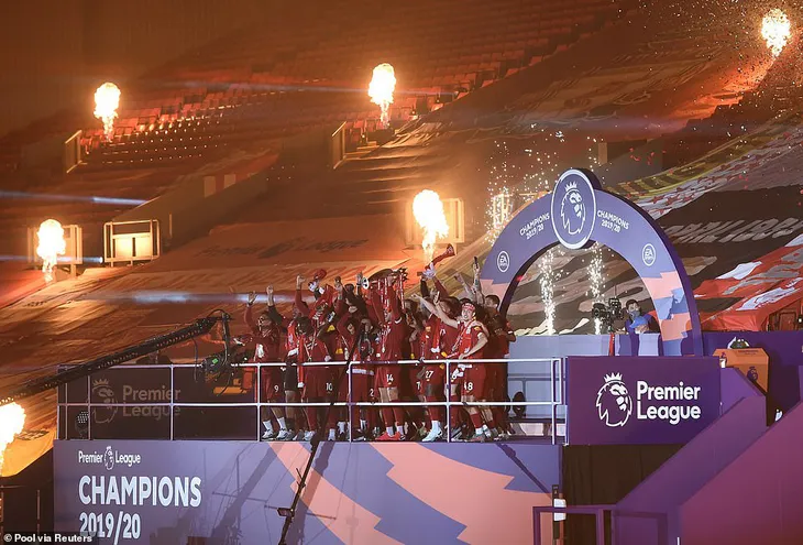 ẢNH: Lễ ăn mừng chức vô địch Ngoại hạng Anh rực rỡ của Liverpool - Ảnh 4. ẢNH: Lễ ăn mừng chức vô địch Ngoại hạng Anh rực rỡ của Liverpool - Ảnh 4.