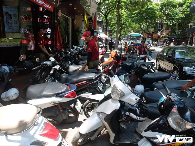 Giá vàng tăng điên đảo: Người mua nuôi hy vọng, kẻ bán vui chốt lời - Ảnh 1. Giá vàng tăng điên đảo: Người mua nuôi hy vọng, kẻ bán vui chốt lời - Ảnh 1.