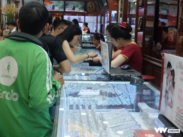 Giá vàng tăng điên đảo: Người mua nuôi hy vọng, kẻ bán vui chốt lời - Ảnh 2. Giá vàng tăng điên đảo: Người mua nuôi hy vọng, kẻ bán vui chốt lời - Ảnh 2.