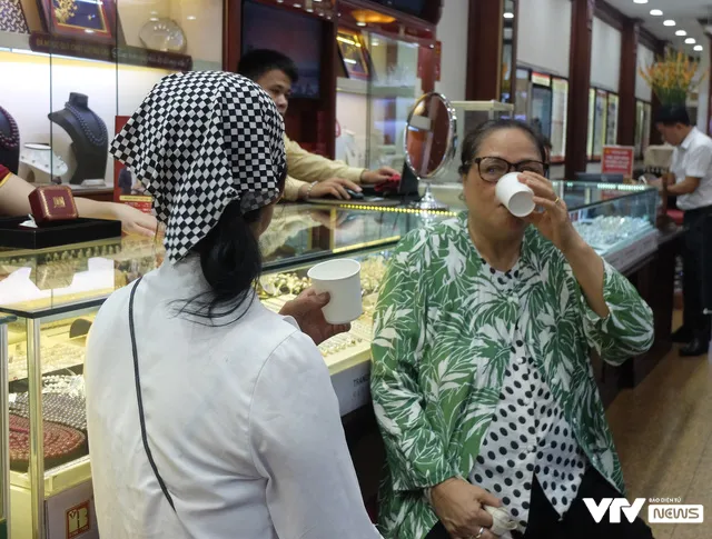 Giá vàng tăng điên đảo: Người mua nuôi hy vọng, kẻ bán vui chốt lời - Ảnh 3. Giá vàng tăng điên đảo: Người mua nuôi hy vọng, kẻ bán vui chốt lời - Ảnh 3.
