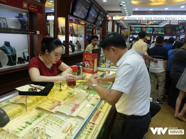 Giá vàng tăng điên đảo: Người mua nuôi hy vọng, kẻ bán vui chốt lời - Ảnh 5. Giá vàng tăng điên đảo: Người mua nuôi hy vọng, kẻ bán vui chốt lời - Ảnh 5.