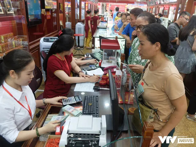 Giá vàng tăng điên đảo: Người mua nuôi hy vọng, kẻ bán vui chốt lời - Ảnh 4. Giá vàng tăng điên đảo: Người mua nuôi hy vọng, kẻ bán vui chốt lời - Ảnh 4.