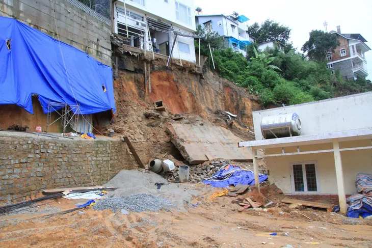 Mưa lớn gây sạt lở nghiêm trọng ở Đà Lạt, nhiều cây xanh bị quật ngã - Ảnh 10. Mưa lớn gây sạt lở nghiêm trọng ở Đà Lạt, nhiều cây xanh bị quật ngã - Ảnh 10.