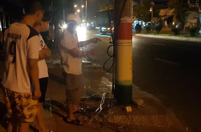Nam thanh niên bị dây cáp cứa ngang cổ khi đang chạy xe máy - Ảnh 1. Nam thanh niên bị dây cáp cứa ngang cổ khi đang chạy xe máy - Ảnh 1.