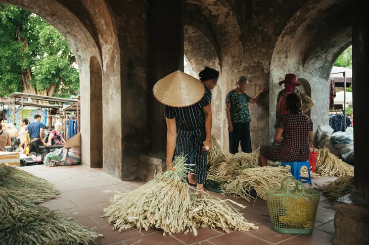 Tấp nập phiên chợ nón làng Chuông - Ảnh 4. Tấp nập phiên chợ nón làng Chuông - Ảnh 4.