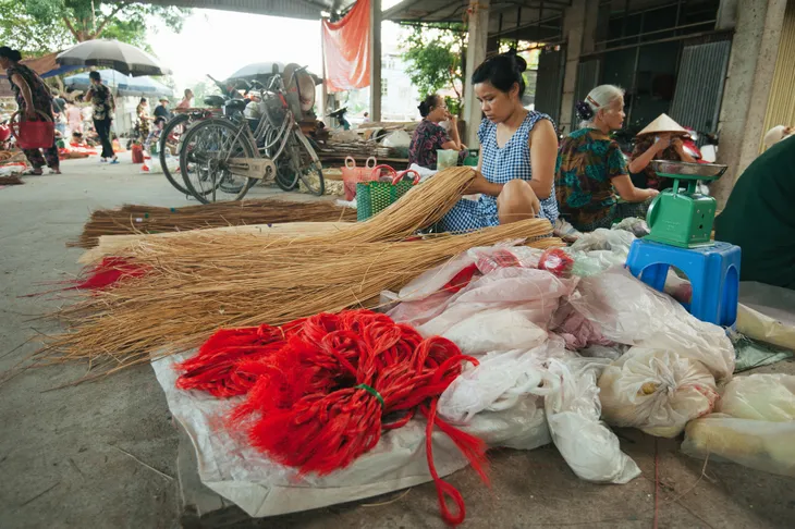 Tấp nập phiên chợ nón làng Chuông - Ảnh 6. Tấp nập phiên chợ nón làng Chuông - Ảnh 6.