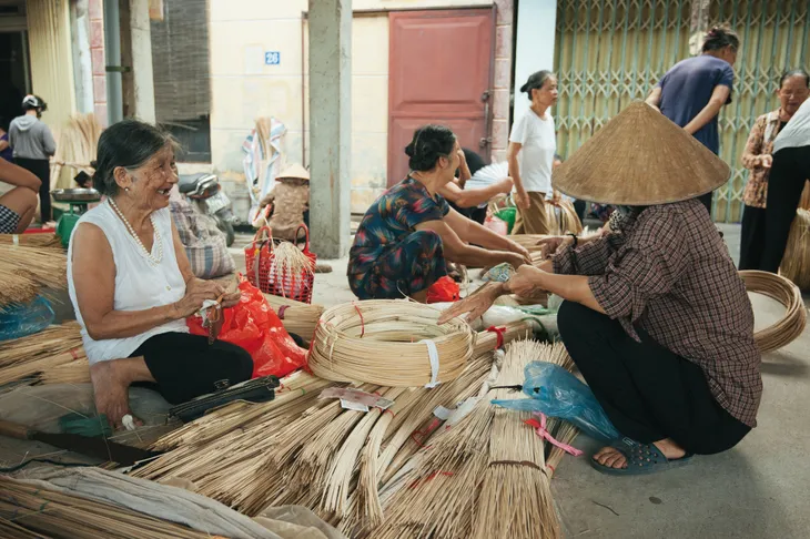 Tấp nập phiên chợ nón làng Chuông - Ảnh 10. Tấp nập phiên chợ nón làng Chuông - Ảnh 10.