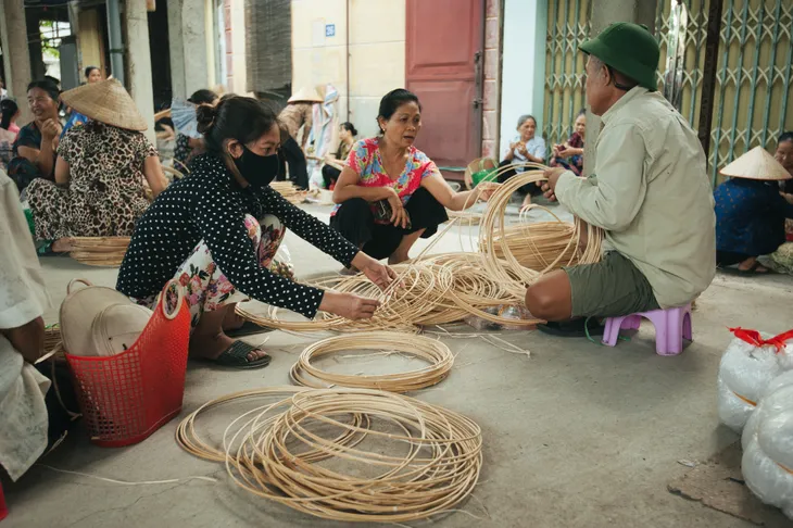 Tấp nập phiên chợ nón làng Chuông - Ảnh 8. Tấp nập phiên chợ nón làng Chuông - Ảnh 8.