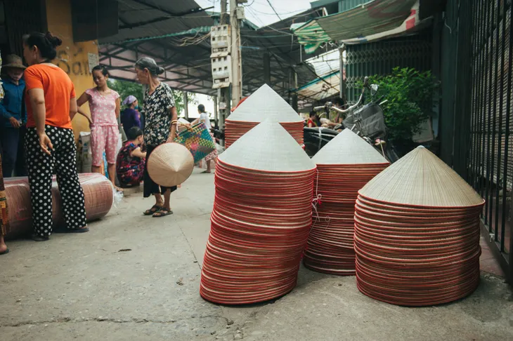 Tấp nập phiên chợ nón làng Chuông - Ảnh 13. Tấp nập phiên chợ nón làng Chuông - Ảnh 13.