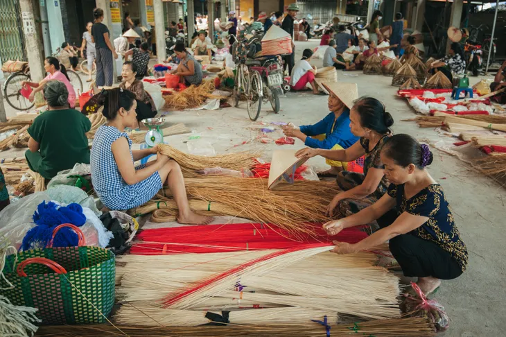 Tấp nập phiên chợ nón làng Chuông - Ảnh 7. Tấp nập phiên chợ nón làng Chuông - Ảnh 7.