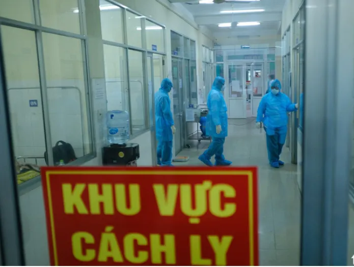 Thủ tướng đồng ý thu phí cách ly người nhập cảnh từ 1/9 - Ảnh 1. Thủ tướng đồng ý thu phí cách ly người nhập cảnh từ 1/9 - Ảnh 1.